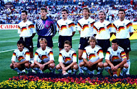 SELECCIÓN DE LA REPÚBLICA FEDERAL DE ALEMANIA - Temporada 1989-90 - Berthold, Illgner, Kohler, Buchwald, Völler, Augenthaler; Littbarski, Brehme, Hässler, Klinsmann y Matthäus - REPÚBLICA FEDERAL DE ALEMANIA 1 (Andreas Brehme), ARGENTINA 0 - 08/07/1990 - Campeonato Mundial de Italia 1990, final - Roma, Italia, estadio Olímpico - ALEMANIA gana su tercer CAMPEONATO DEL MUNDO