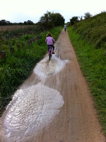 Velo dans les flaques d'eau