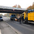 Mönchengladbach: LKW prallt gegen Eisenbahnbrücke, 2 Personen verletzt