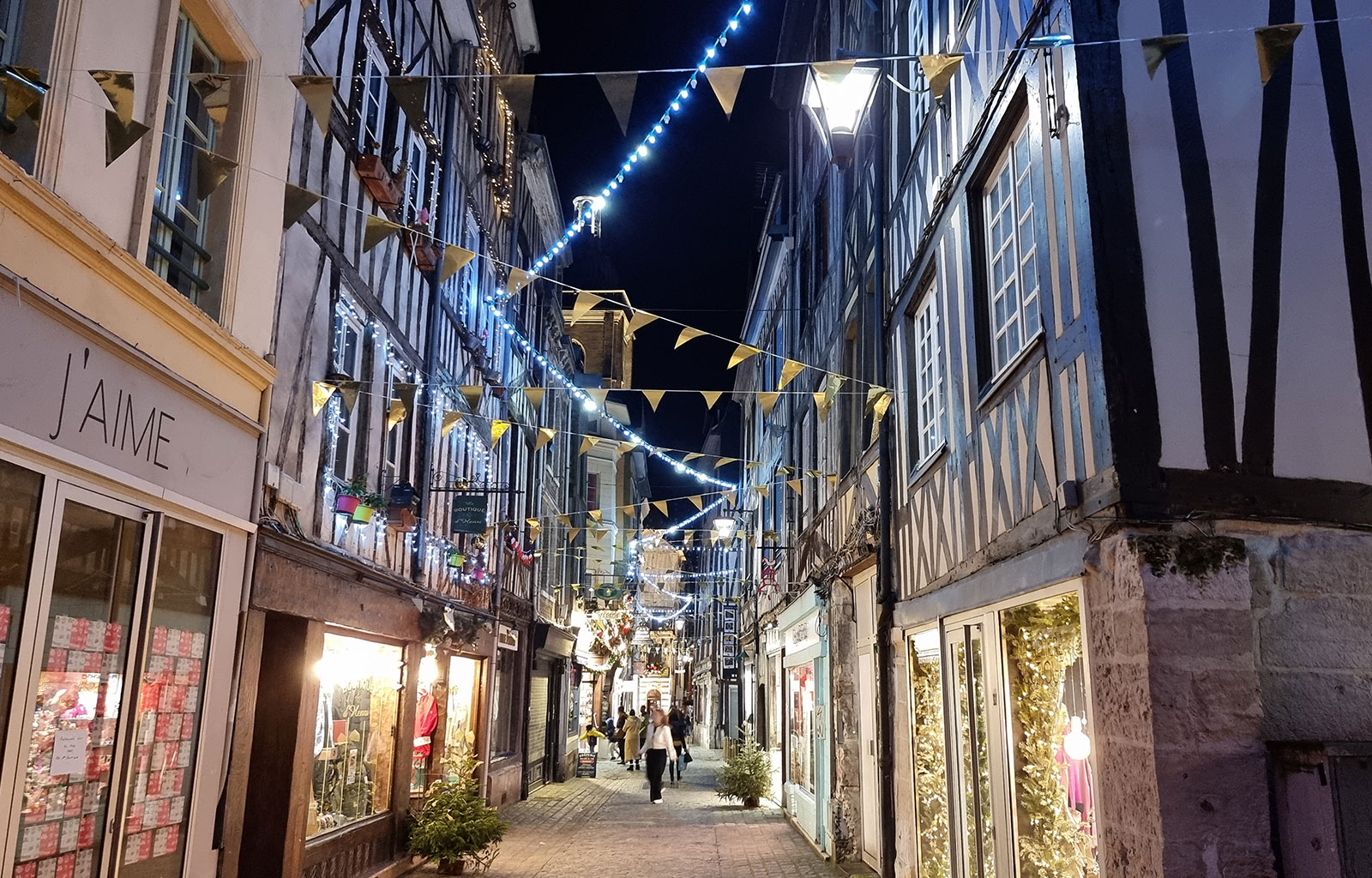 Rue avec maisons à colombages de nuit Rouen