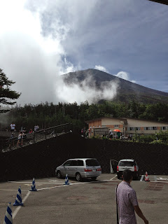 雲の切れ間から富士山山頂