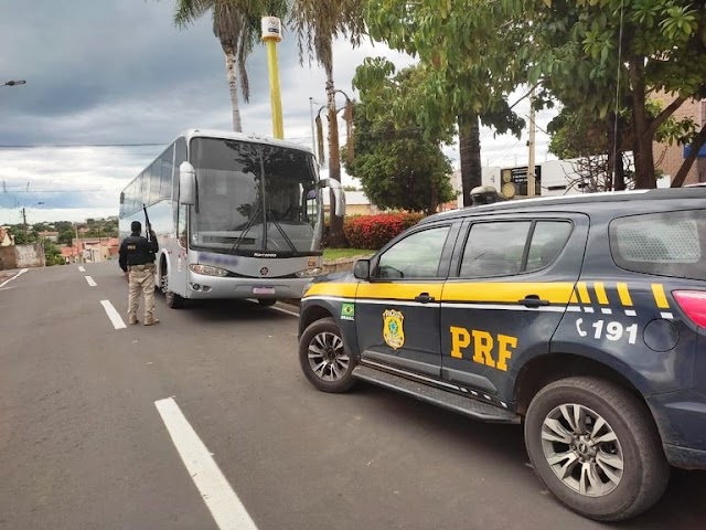 Ônibus que seguia de Brasília para Araioses (MA) é apreendido pela PRF na BR-135 em Bom Jesus