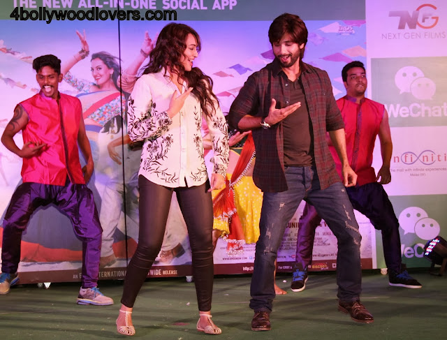 Shahid Kapoor with his co actor Sonakshi Sinha for Promotion of R Rajkumar Film at Infiniti Mall Malad pics3