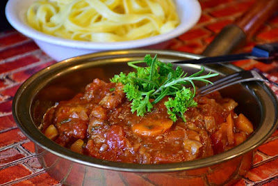 Osso buco avec sa sauce verte gremolada (cuisine italienne)