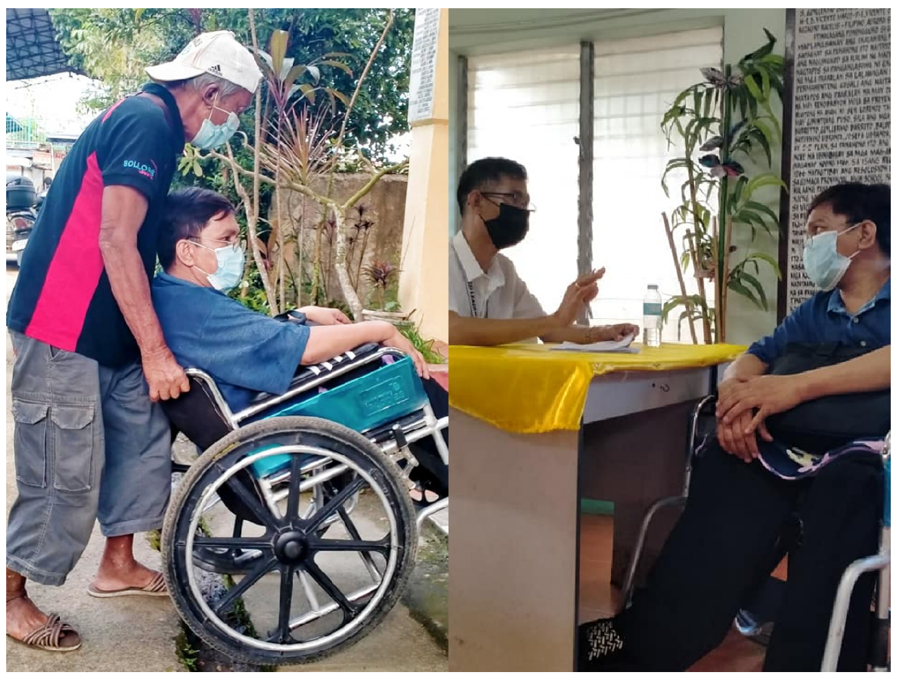 50-anyos na sakay ng kaniyang wheelchair, sinamahan ng kaniyang ama na maghanap ng trabaho