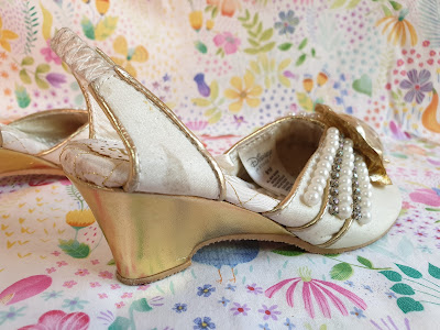ribete dorado y tacon de piel sintetica en los zapatos de boda de rapunzel del disfraz edicion limitada disney store 2012
