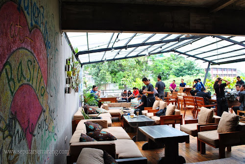 Semi Outdoor Cafe Basilia Candi Semarang