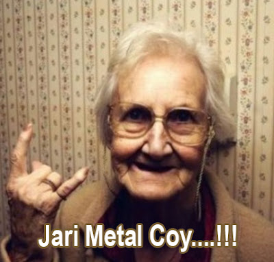 foto nenek tua dengan jari metal