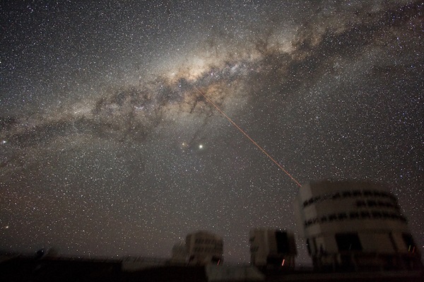  bidikan Milky Way di atas Paranal Observatory di Chili ini menangkap planet Jupiter yang  Keadaan Langit Minggu ini untuk 26 Oktober hingga 4 November