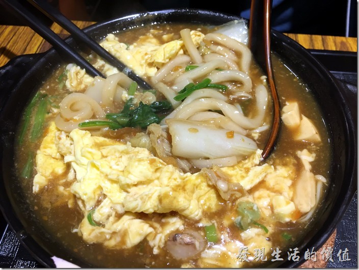 [台北南港]本家咖哩。滑蛋蟹肉咖哩鍋，NT140。把上面的滑蛋翻開後就會露出底下的烏龍麵，所以就是咖哩烏龍麵。