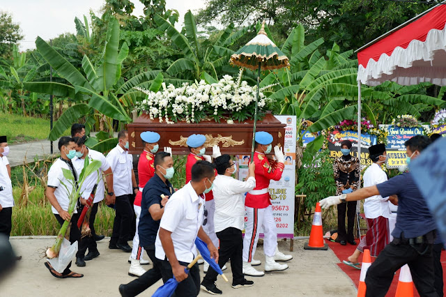 KodimKaranganyar - Pemakaman Ibunda Jokowi Kodim Karanganyar Lakukan Protokoler Kesehatan Dengan Ketat