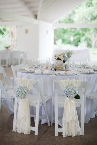 cadeiras decoradas para a festa de casamento