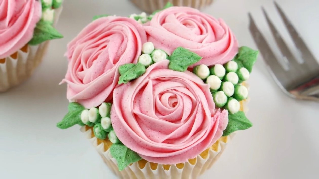how to pipe roses on cupcakes