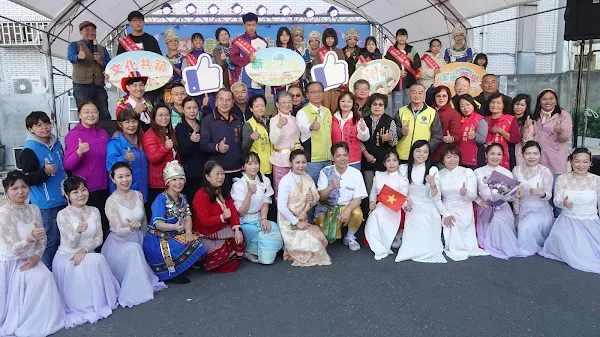 ▲彰化市公所舉行新生活市集暨頒發新住民子女拔尖獎學金活動熱烈登場。（記者林明佑攝）