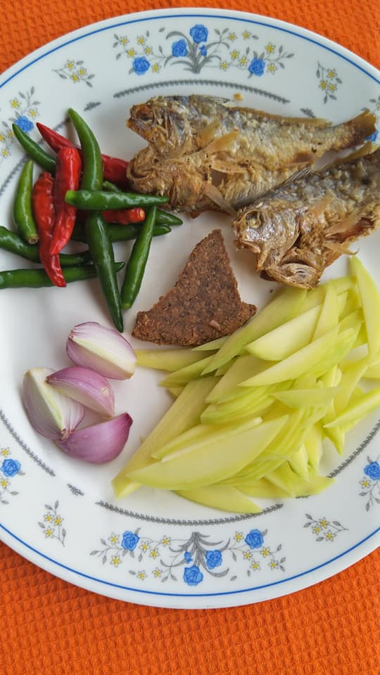 5 Langkah Mudah Buat Sambal Ikan Kering, Tumbuk-Tumbuk Je 