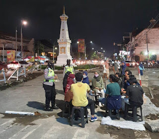 Terobosan Kreatif Patroli Jalan Kaki Srikandi Polwan Polresta Yogyakarta Ajak Masyarakat Patuhi Prokes