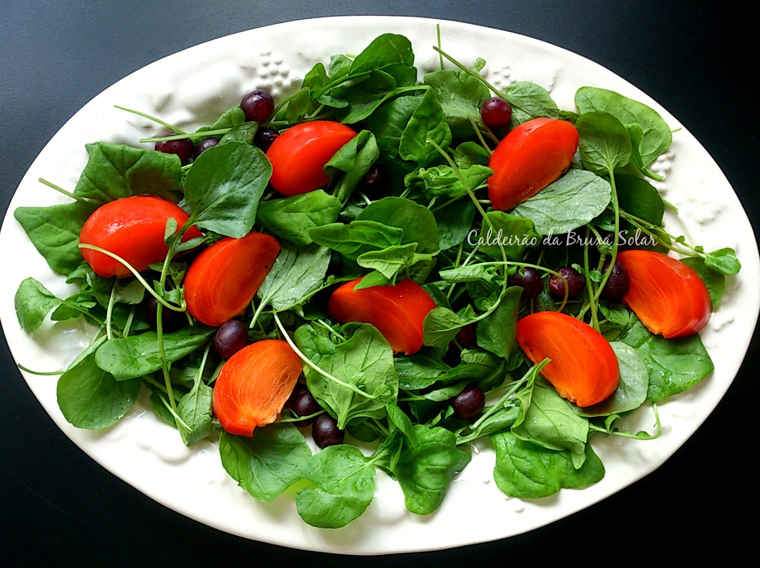 Salada de espinafre, agrião, caqui e uva