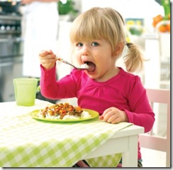 crianca-comendo-alimentacao-cor2
