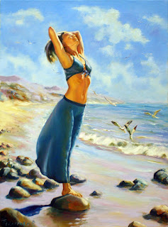 Девушка стоит на камне на берегу моря. Солнечный день, дует теплый сильный ветер. Слышны крики чаек. Хорошо. 
