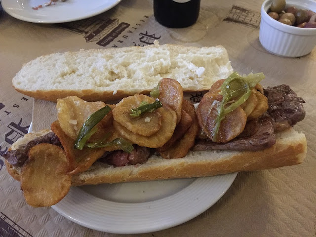 Bocadillo de carne de buey del restaurante puerta de hierro