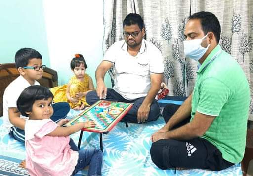 लूडो खेलकर बिता रहे हैं समय बिता रहे है बच्चे
