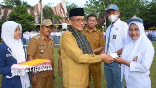 Wako Hendri Septa Jadi Pembina Upacara dan Serahkan e-KTP di SMAN 13 Padang