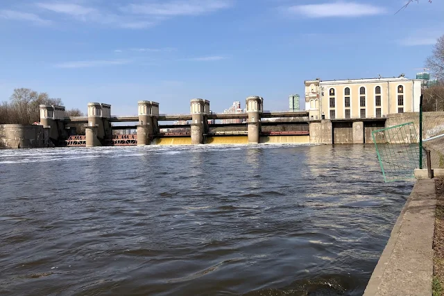 улица Нижние Мнёвники, Москва-река, Карамышевская ГЭС с водосливной плотиной (построена в 1937 году)