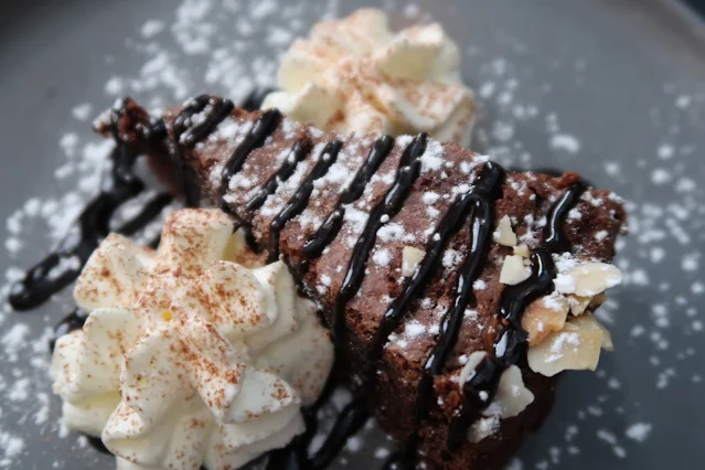 chocolat brownie with cream
