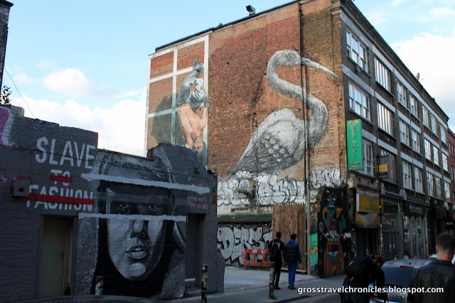 Painting of a bird on the side of a building