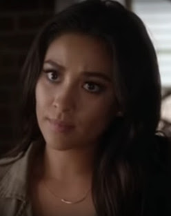 PLL Emily Fields (Shay Mitchell) wearing jewelry Dogeared Balance Tube Bar necklace in gold in 7x08