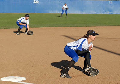 Gambar ilustrasi softball baseman - www.dailyrepublic.com