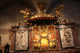Ο μπαρόκ βωμός λειψανοθήκη της εκκλησίας Santa Maria Gloriosa dei Frari. Ο μπαρόκ βωμός λειψανοθήκη της εκκλησίας Santa Maria Gloriosa dei Frari της Βενετίας.
