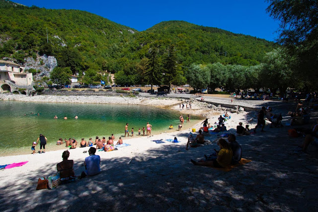 Lago di Scanno a forma di cuore dal basso-Zona balneabile