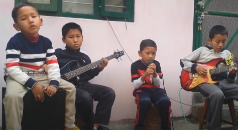 Comel! Empat adik-beradik menyanyikan lagu ‘Let her go’ dalam versi sendiri dan mereka menyanyikannya dengan sangat baik