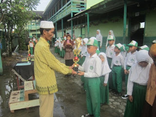 Penyerahan Piagam Penghargaan Kepada Utusan Lomba MILAD MTs Muhammadiyah 5 Banjarmasin