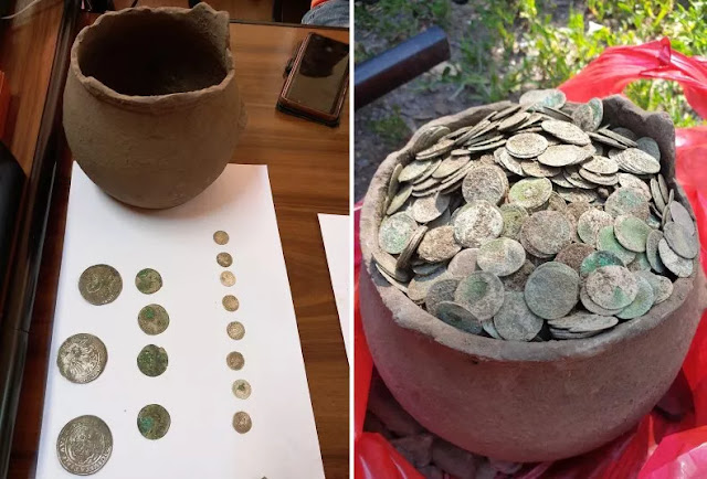 На фотографиях показан керамический горшок со всеми монетами. Они были обнаружены в румынском лесу