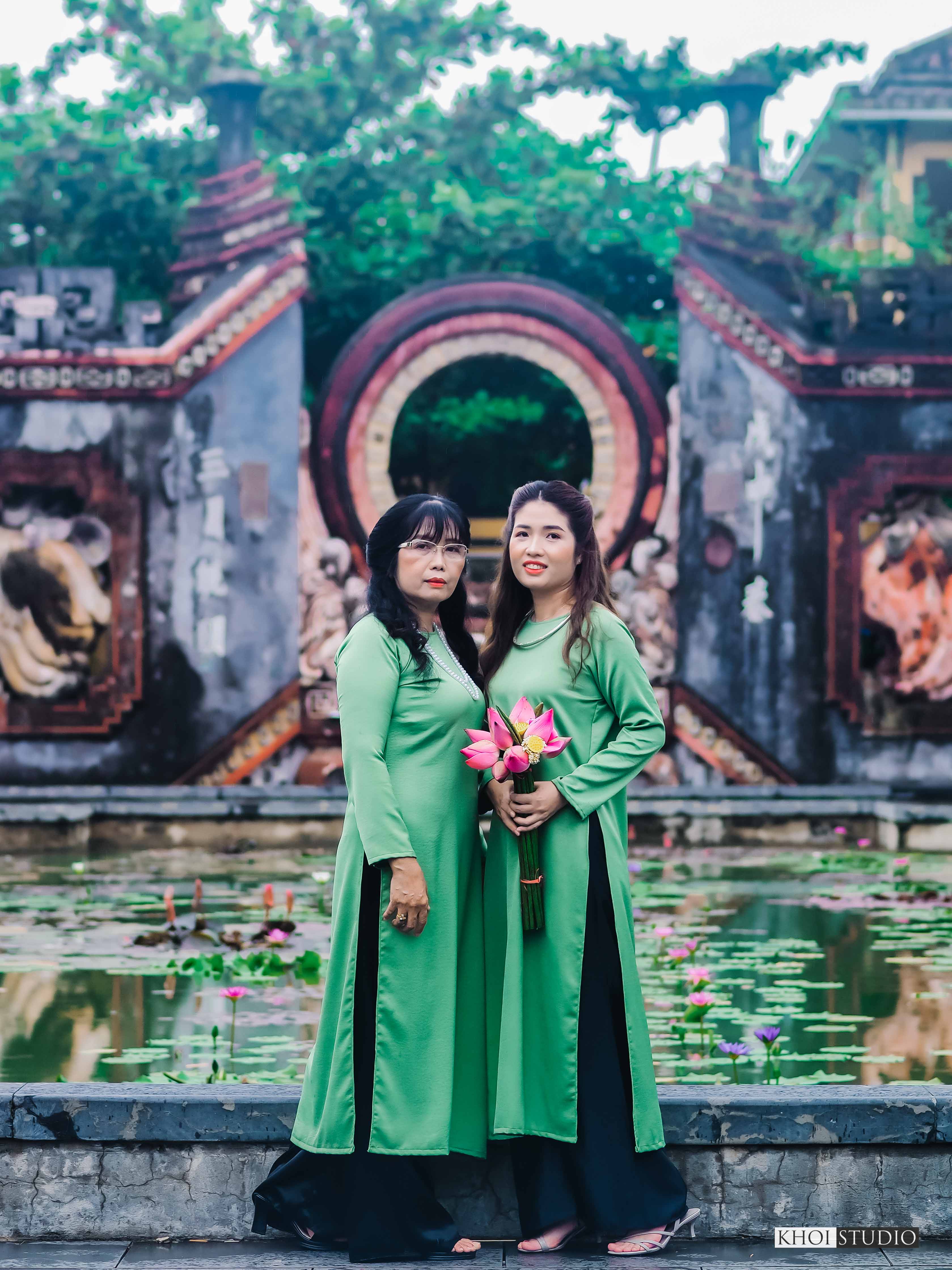 Travel photography with Ao Dai in the rain in Hoi An ancient town: classic, romantic and emotional