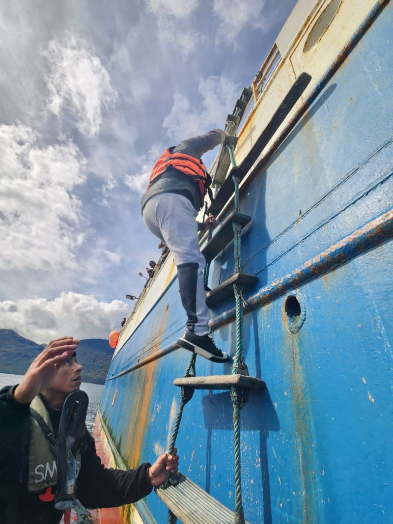Armada coordina rescate de lancha con 5 tripulantes en Aysén