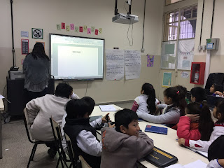 Trabajando con la PDI y las netbook creando la galería de personajes