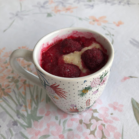 Mug muffin aux framboises et au citron