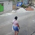 Vídeo flagra momento em que mulher é atingida por porta traseira de caminhão 