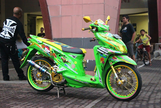 Foto Modifikasi keren Honda Vario Techno dengan bentuk modif yang memiliki ketinggian tanah rendah di cat ulang dengan didominasi warna hijau ditambah dengan cutting stiker mempunyai velg dan ban berukuran 15 inci yang siap tampil di drag