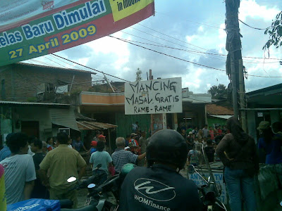 Memancing Ikan yang Unik di Air Genangan