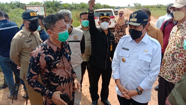 Bupati dan Wakil Bupati Rohil, Dampingi Gubernur Riau Tinjau Kondisi Jalan Lintas Pesisir 