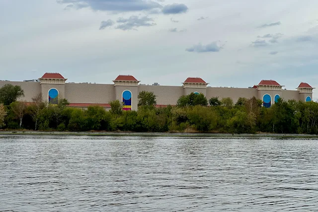 Нагатинская набережная, Москва-река, вид на торговый центр «Остров Мечты»
