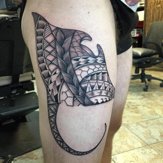 tatuaje de mantarraya con puntas de lanza y colmillos de tiburon