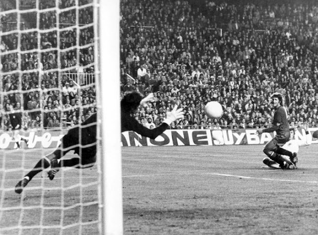 Iribar ataja un disparo de un jugador alemán. SELECCIÓN DE ESPAÑA 1 SELECCIÓN DE ALEMANIA FEDERAL 1. 24/04/1976. V Copa de Europa de Selecciones Nacionales Yugoslavia 1976, cuartos de final, partido de ida. Madrid, España, estadio Vicente Calderón. GOLES: 1-0: 20’, Santillana. 1-1: 60’, Beer.