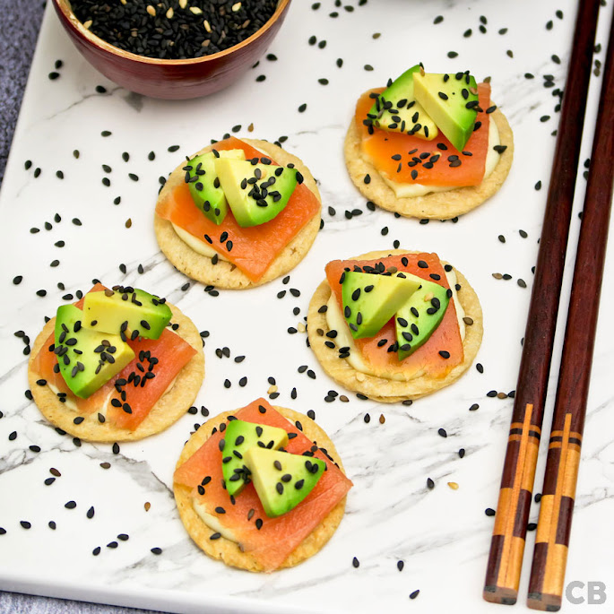 Recept: zo maak je zelf Japanse hapjes van gerookte zalm, avocado, wasabimayonaise en zwart sesamzaad