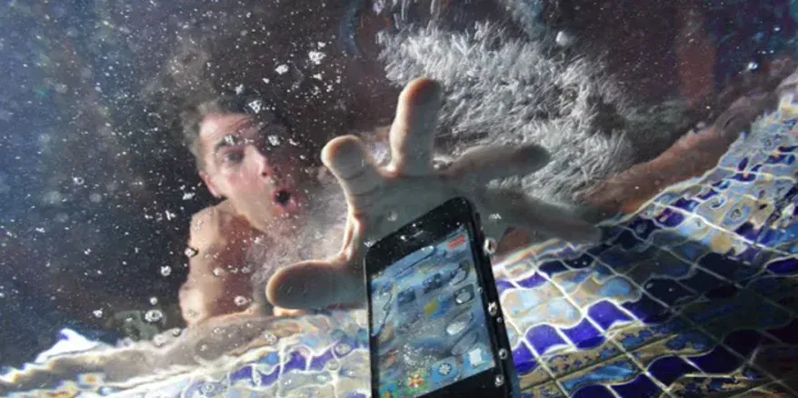 كيف تنقذ هاتف آيفون عند سقوطه في الماء؟