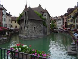 Imagem de Annecy, com casas junto aos canais